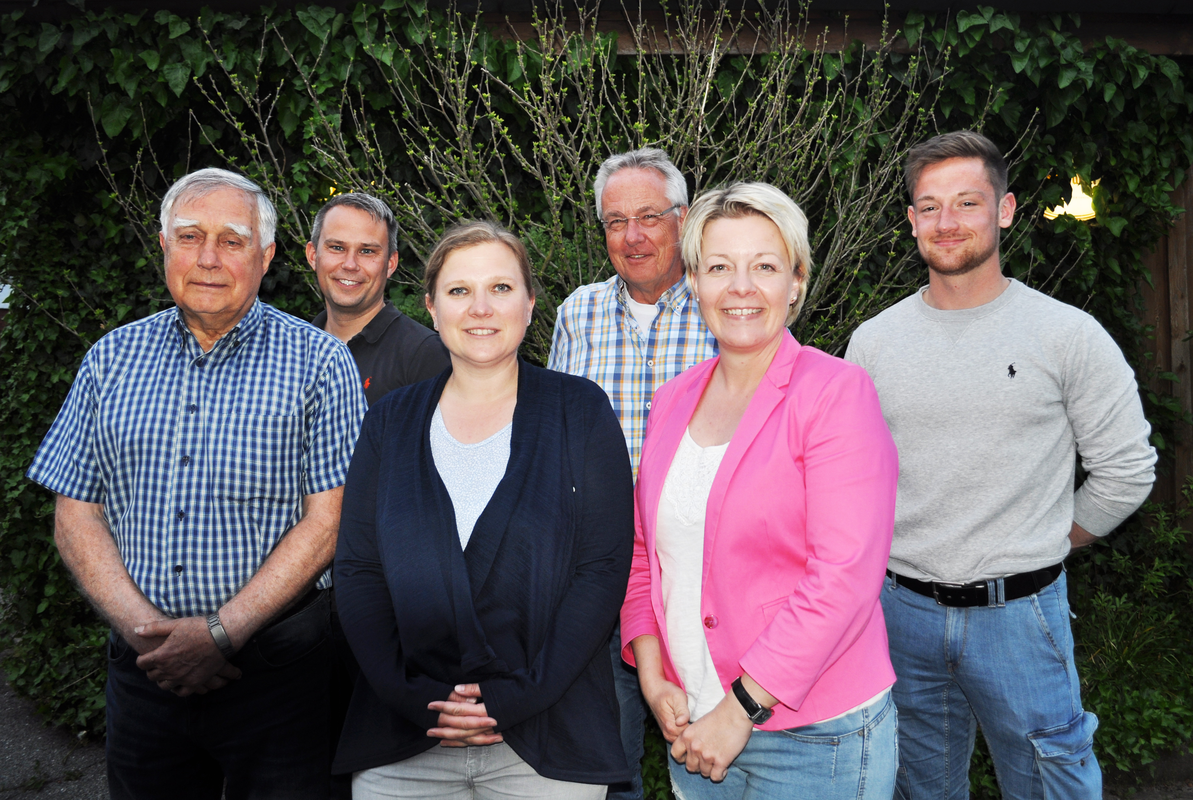 Sechs Frauen und Männer stehend, die den Vorstand der FDP Gettorf bilden